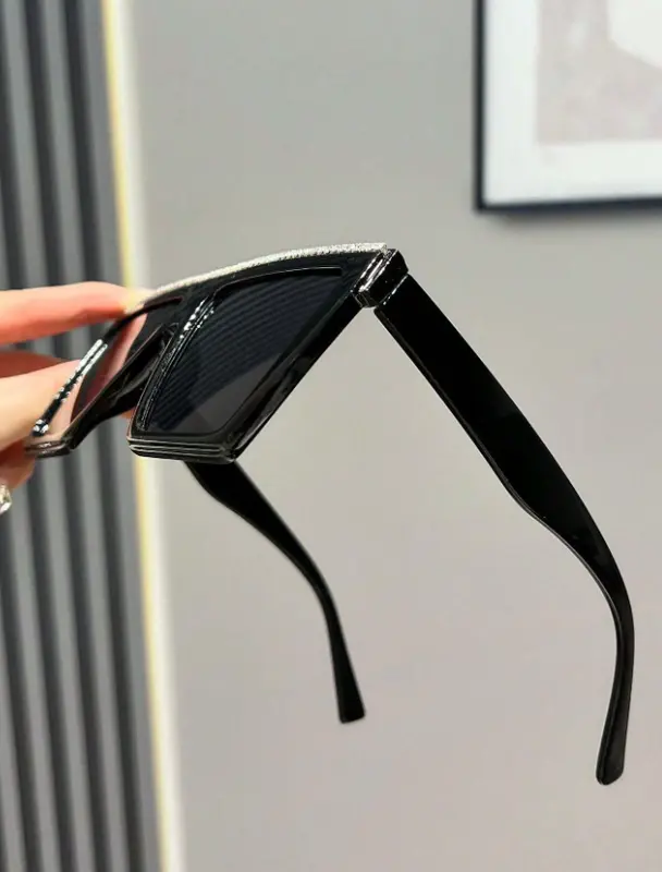 Flat-Top Sunglasses – Bold D-Frame Shades with Studded Plastic Frame 5