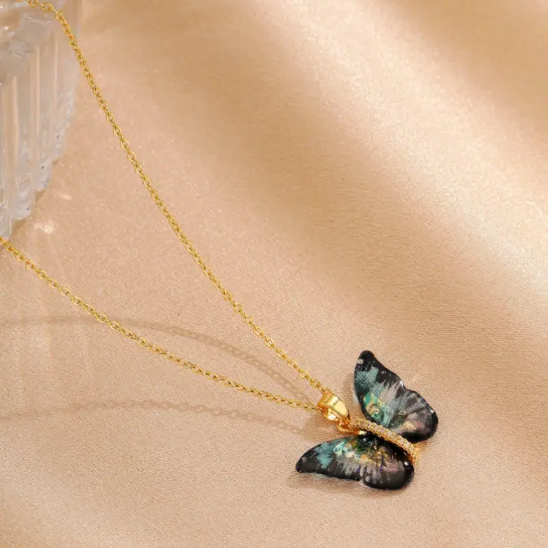 1pc 18k gold plated multi-purpose black butterfly necklace with rhinestone inlay design. Classic and cute pendant with fashion and minimalist style. Suitable for both men and women, couples, street style, party, casual necklace. 3
