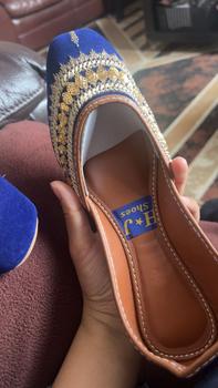 Product Review of Khussa Shoes Punjabi Jutti with Velvet Material and Embroidery Design - Comfortable to Wear with Cushioned Padded Soles from T**n ** 0