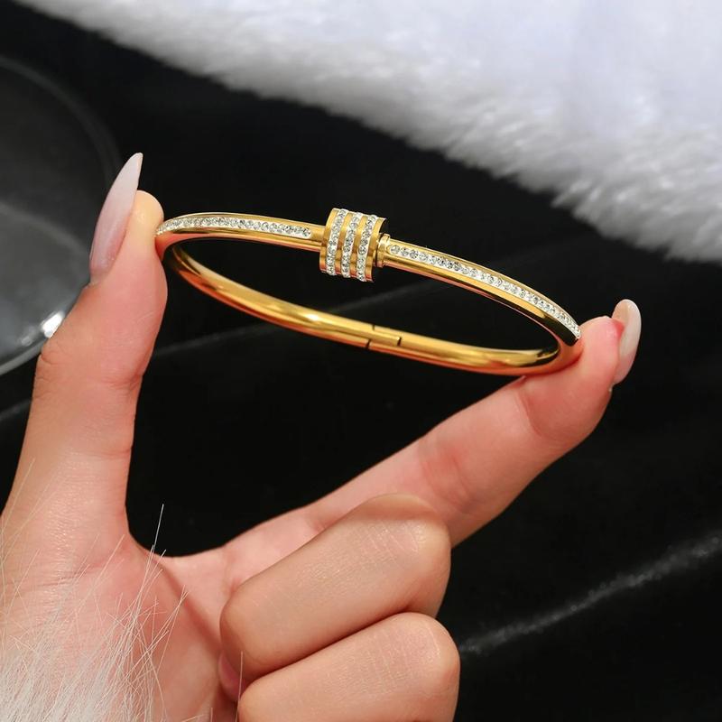 Product Introduction of Europe and the United States hot stainless steel four-leaf clover lucky bracelet fashion women's nail bracelet gold bangles 4
