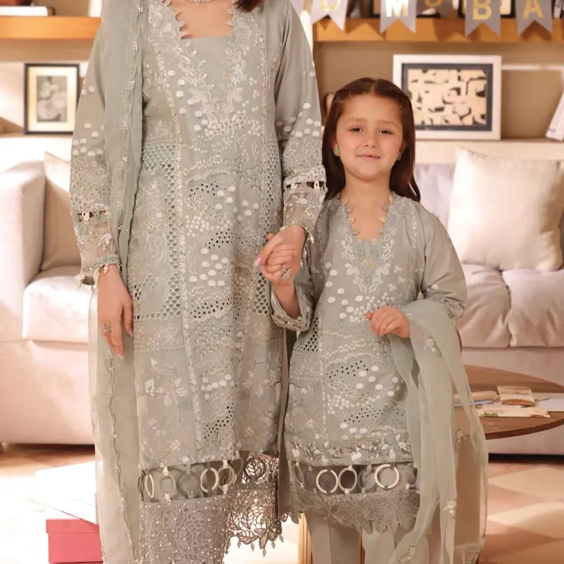 Lamhay mint embroidered suit. 0