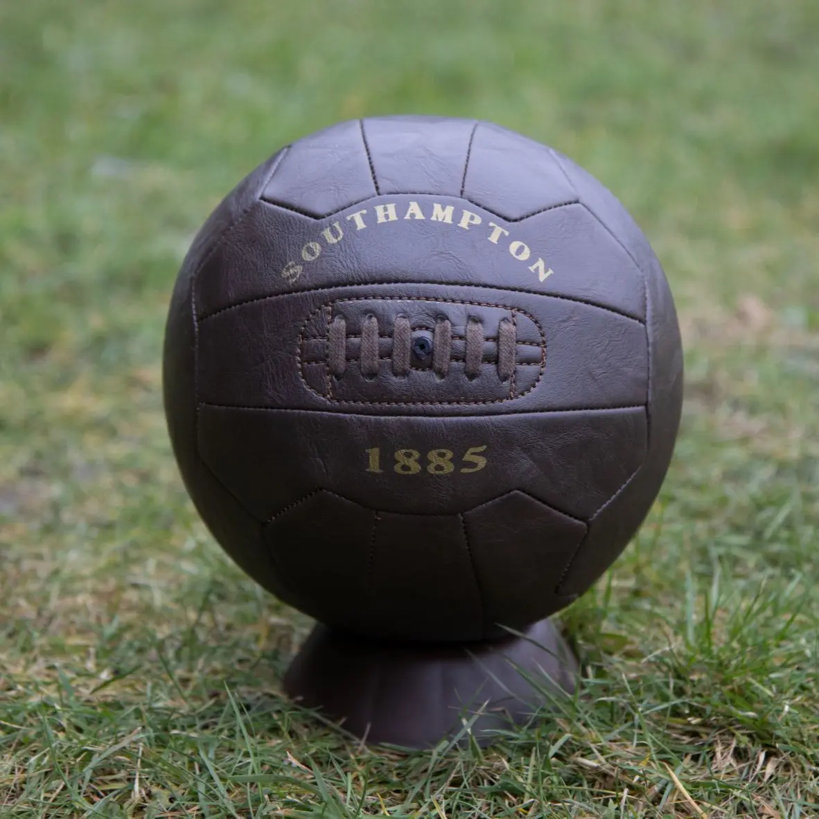 Antique leather style display football with SOUTHAMPTON 1885. Makes a fantastic gift for Saints fans. Stand included.