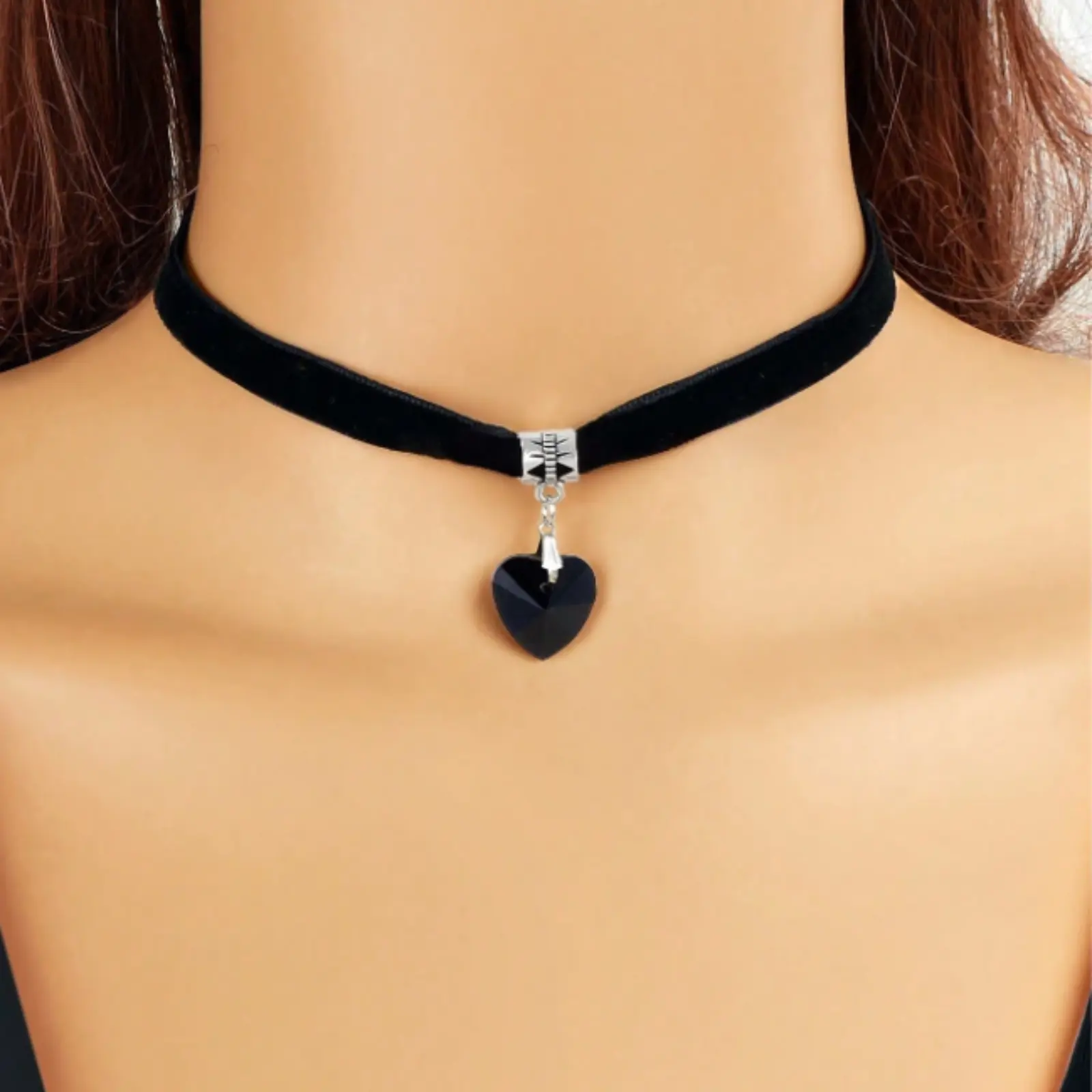 Simple heart necklace design for women suitable for parties, travel, Valentine's Day gifts
