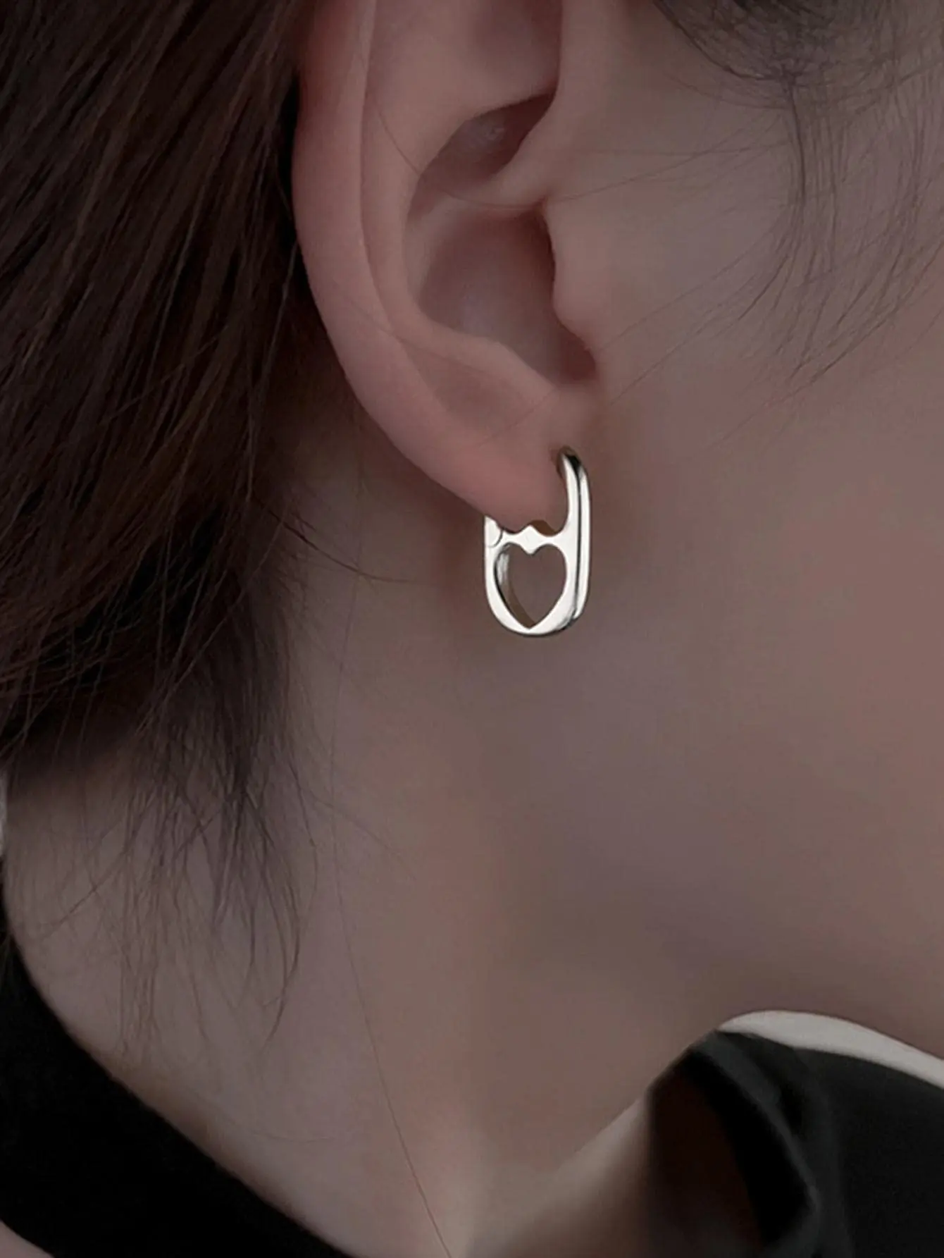 1 Pair Stylish Hollow Heart Hoop Earrings for Women – Perfect for Daily Wear, Valentine's Day, Mother's Day, or as a Gift for Moms, Loved Ones, and Special Occasions.