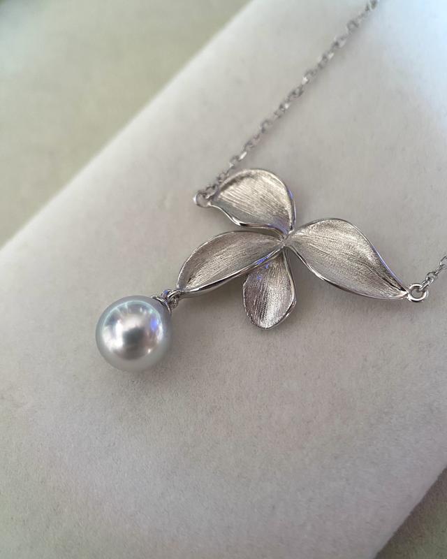 Starlit Pearls 7.5–8mm Natural Silver-Grey Japanese Madama Akoya Pearl Pendant Necklace, Sculptural Brushed Petal, Textured 925 Silver, Jewellery Showpiece 4