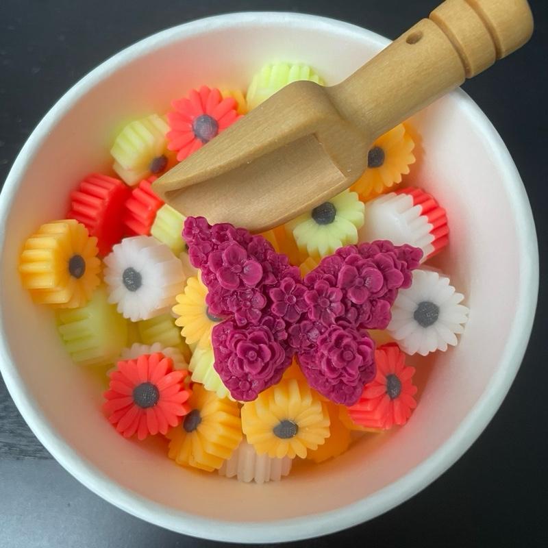 Multi-Coloured Daisy Scoopie Wax Melts by Candle Decor - Fragrant Wax for Melting 2