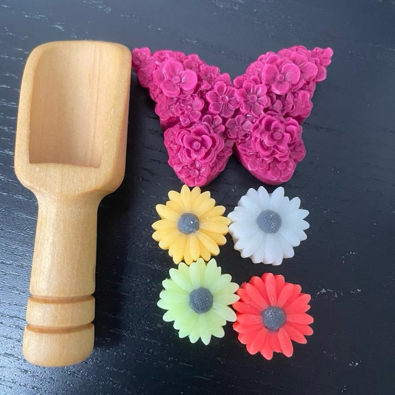 Multi-Coloured Daisy Scoopie Wax Melts by Candle Decor - Fragrant Wax for Melting 1