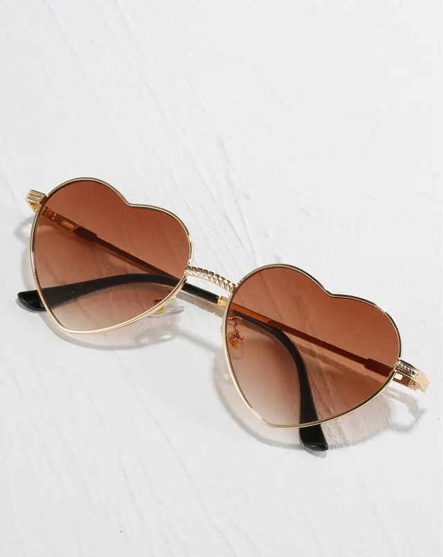 Heart Frame  Sunglasses for Women – Elegant Retro Shades for Beach, Travel, Holidays & Valentine's Day