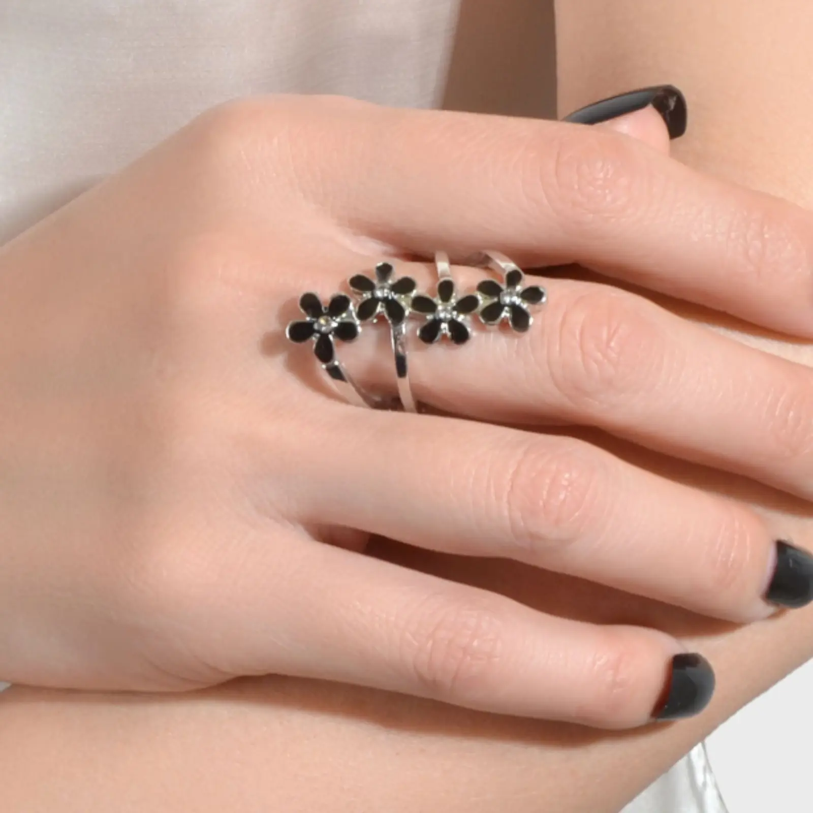 Flower decorated rings for women are suitable as gifts for Valentine, Mom, Mother's Day,