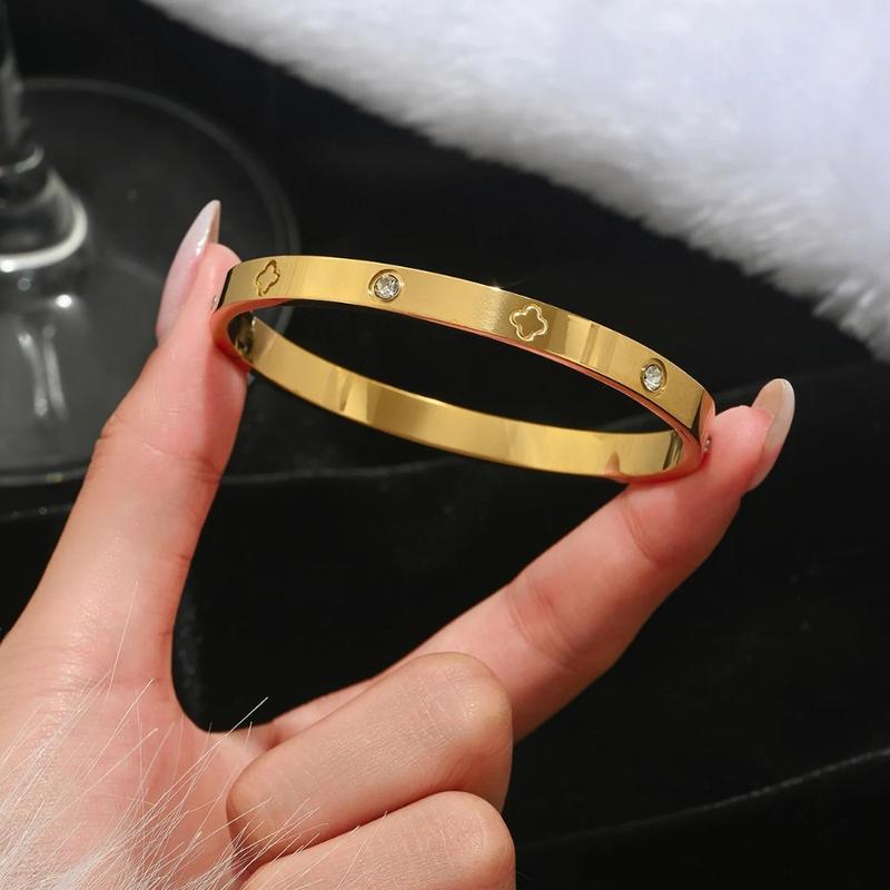 Product Introduction of Europe and the United States hot stainless steel four-leaf clover lucky bracelet fashion women's nail bracelet gold bangles 6