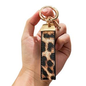 Leopard-Print Keychain, Anti-lost D-ring Keychain, Fashionable PU Leather Key Ring for Women and Men, Car Interior Accessories, Car Accessories For Girls, Car Essentials