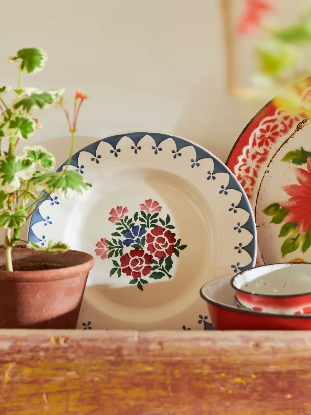 [NEW] Antique Roses 8 1/2 Inch Plate