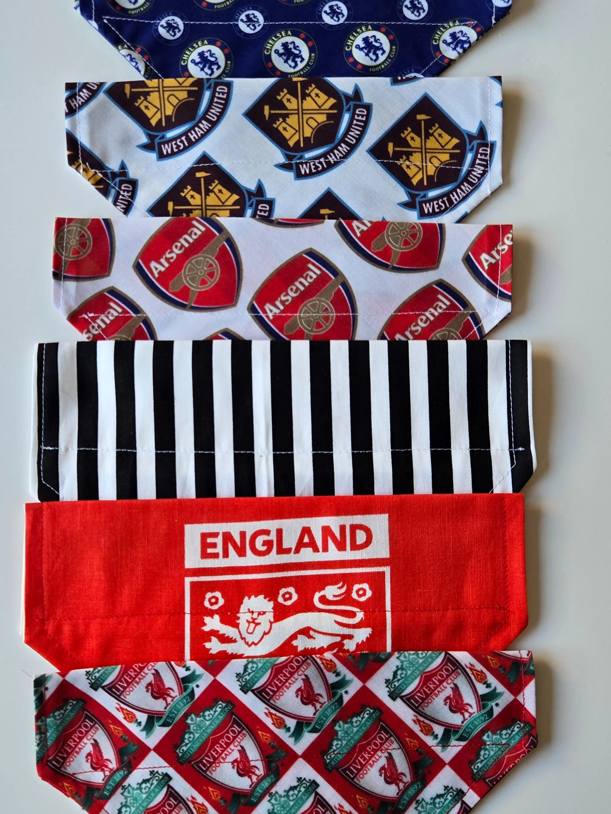 Football Dog Bandanas for football lovers. Arsenal Chelsea Liverpool West Ham Newcastle England Manchester United