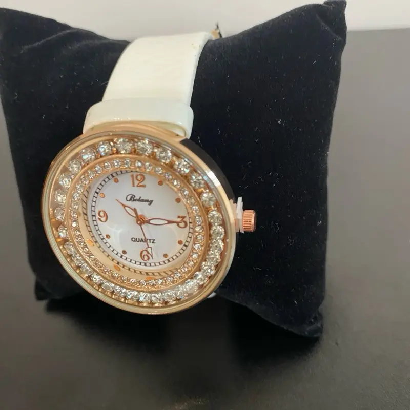 Beautiful Unisex Watch for Fashionable Individuals 1