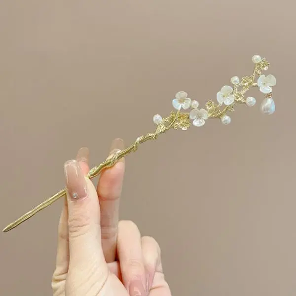 Beautiful pearl petals, gold hairpins, beautiful ornaments on the head, gifts