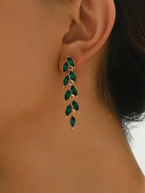 1 Pair Vintage Women Geometric Waterdrop Wreath With Faux Emerald Crystal Earrings 1