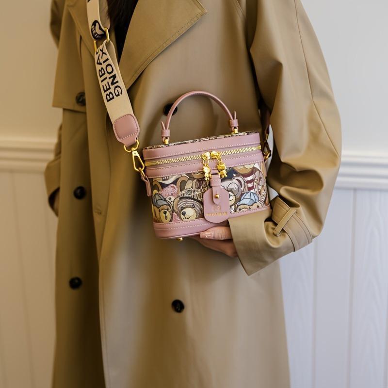 Bolso Tipo Cubo para Mujer con Diseño de Oso de Peluche - Elegante Bolso Cilíndrico con Correa de Hombro Ajustable, Cierre de Cremallera y Herrajes en Tono Dorado en Rosa Brillante/Marrón Claro/Azul, Bolso Casual | Diseño Juguete | Correa Decorativa 0