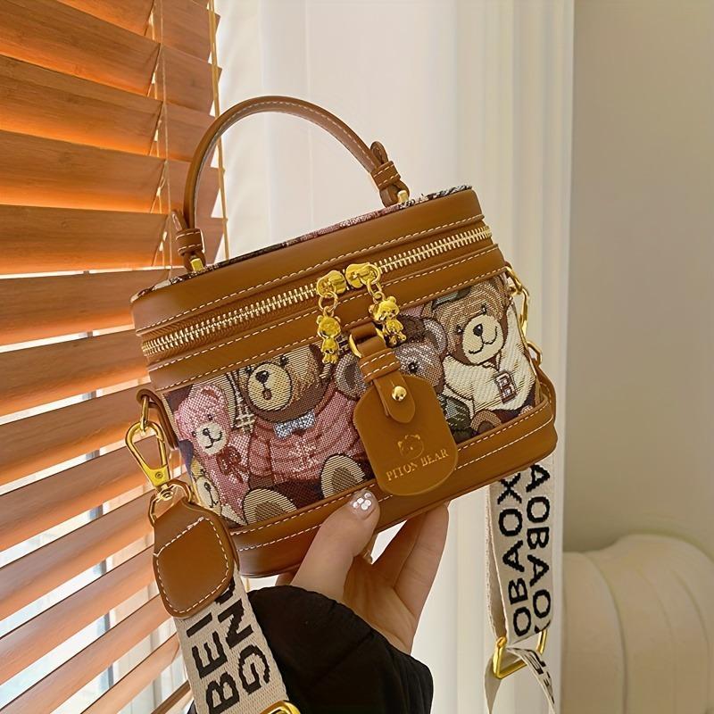 Bolso Tipo Cubo para Mujer con Diseño de Oso de Peluche - Elegante Bolso Cilíndrico con Correa de Hombro Ajustable, Cierre de Cremallera y Herrajes en Tono Dorado en Rosa Brillante/Marrón Claro/Azul, Bolso Casual | Diseño Juguete | Correa Decorativa 1