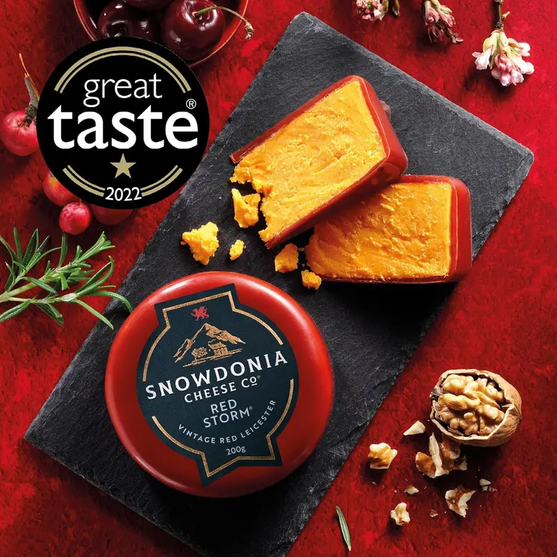 Snowdonia Cheese Company | Cheese, Chutney and Cracker Gift Box | 4 Luxury Welsh Cheeses, 2 Artisan Chutneys and Wholemeal & Extra Virgin Olive Oil Crackers 3