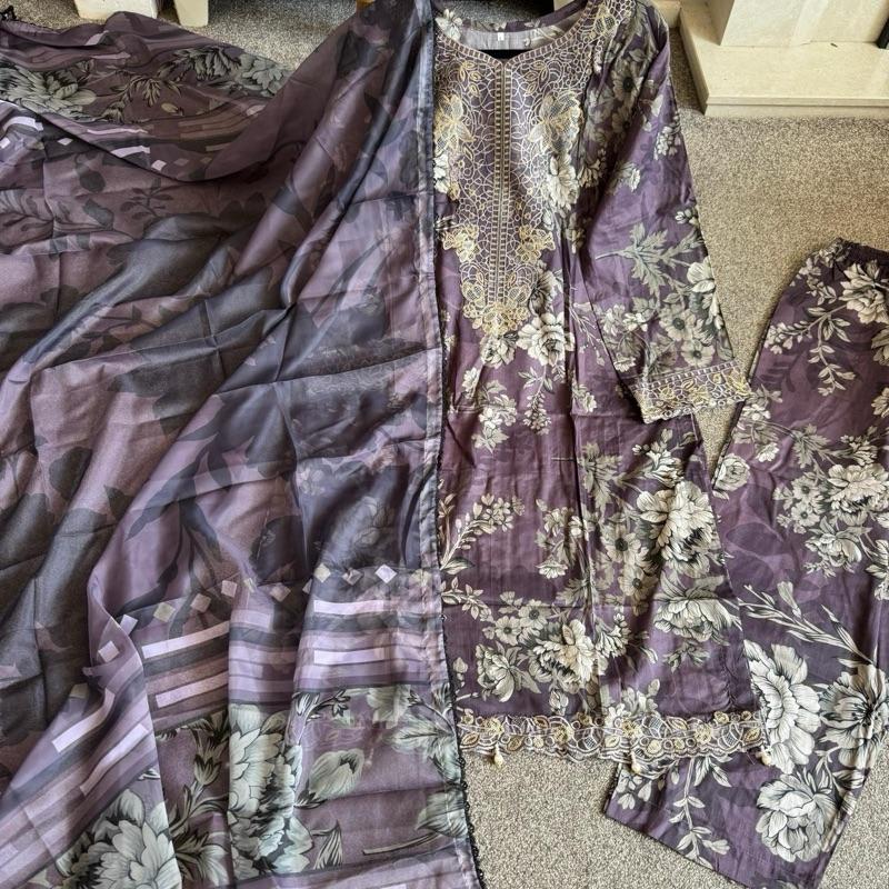 Maria B Inspired 3 Piece Printed Lawn Suit with Chiffon Dupata 7