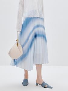 Slightly overweight plus size women's clothing exudes a slimming temperament with a pleated long skirt