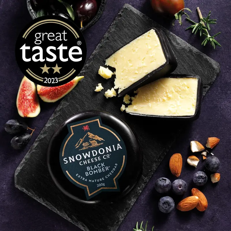 Snowdonia Cheese Company | Cheese, Chutney and Cracker Gift Box | 4 Luxury Welsh Cheeses, 2 Artisan Chutneys and Wholemeal & Extra Virgin Olive Oil Crackers 2