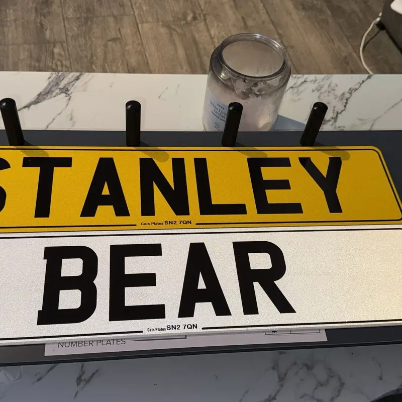 Personalized Name Sign with Customizable Limit - White/Yellow - Decor 1