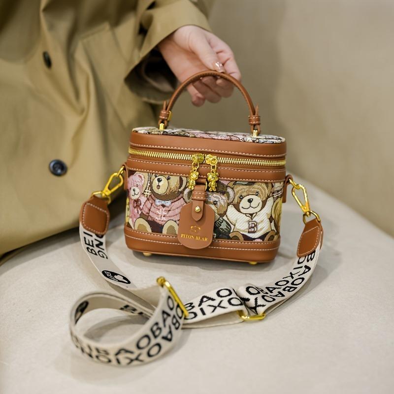 Bolso Tipo Cubo para Mujer con Diseño de Oso de Peluche - Elegante Bolso Cilíndrico con Correa de Hombro Ajustable, Cierre de Cremallera y Herrajes en Tono Dorado en Rosa Brillante/Marrón Claro/Azul, Bolso Casual | Diseño Juguete | Correa Decorativa 2