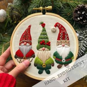 Adult Christmas Embroidery Set, Diy Embroidery Set, Equipped with 8-inch Embroidery Hoop, White Fabric, 2 Embroidery Needles, Colored Thread, Transfer Pen, Pattern Paper. The Needle and Thread Operation Manual Does Not Include Color Pictures