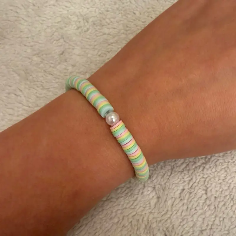 Pastel coloured clay bead bracelet with pearl 1