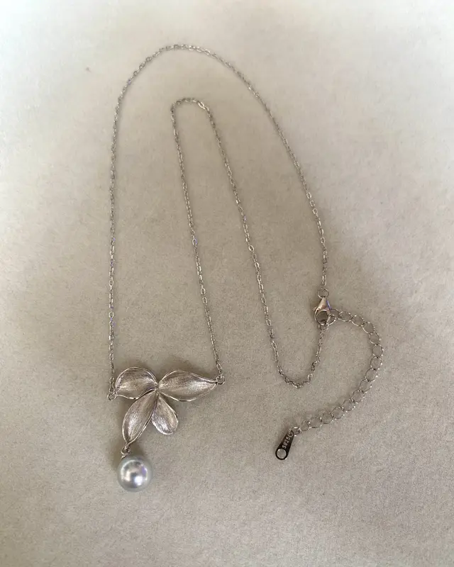 Starlit Pearls 7.5–8mm Natural Silver-Grey Japanese Madama Akoya Pearl Pendant Necklace, Sculptural Brushed Petal, Textured 925 Silver, Jewellery Showpiece 1