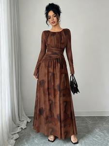 A women's brown fashionable elegant chic ink wash pleated dress with pleated elements adding layers, long sleeved design for sun protection, suitable for commuting to work, shopping and outdoor activities, indoor and outdoor dressing
