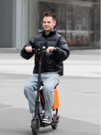 The upgraded multifunctional storage seat is suitable for NS-9400, 9500 electric scooters. The widened and thickened riding soft bag is comfortable and shock-absorbing. 2
