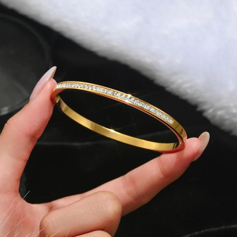 Product Introduction of Europe and the United States hot stainless steel four-leaf clover lucky bracelet fashion women's nail bracelet gold bangles 7