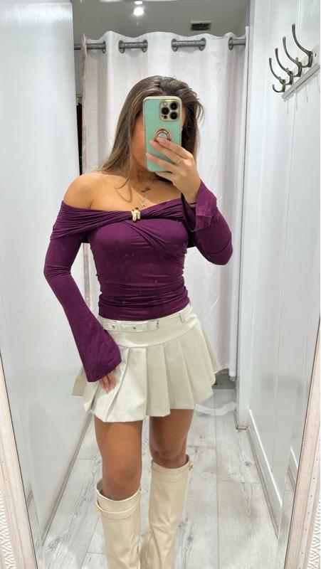 Haut AMAYA violet à manches longues avec des manches évasées et des boutons dorés, chemisier minimaliste pour femme.