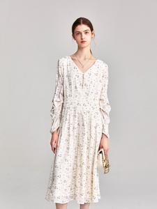 Slightly chubby plus size women's gentle waist cinching dress