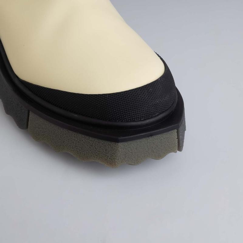 Women's Off White Calf Sponge Chelsea Boots in Cream 4
