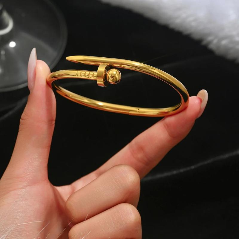 Product Introduction of Europe and the United States hot stainless steel four-leaf clover lucky bracelet fashion women's nail bracelet gold bangles 5