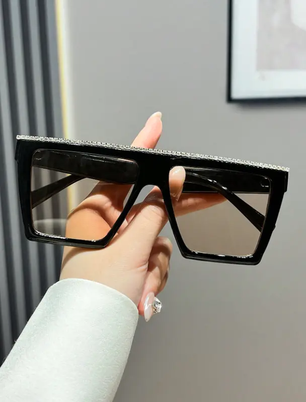 Flat-Top Sunglasses – Bold D-Frame Shades with Studded Plastic Frame 3