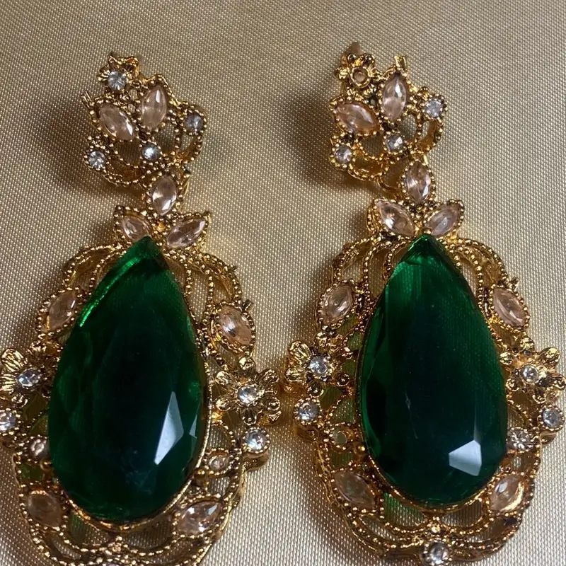Vintage Style Earrings For Pierced Ears. In Beautiful Stonework. Available in 7 Colours. STRICTLY NO RETURN NO REFUND DUE TO HEALTH AND SAFETY REASONS 0