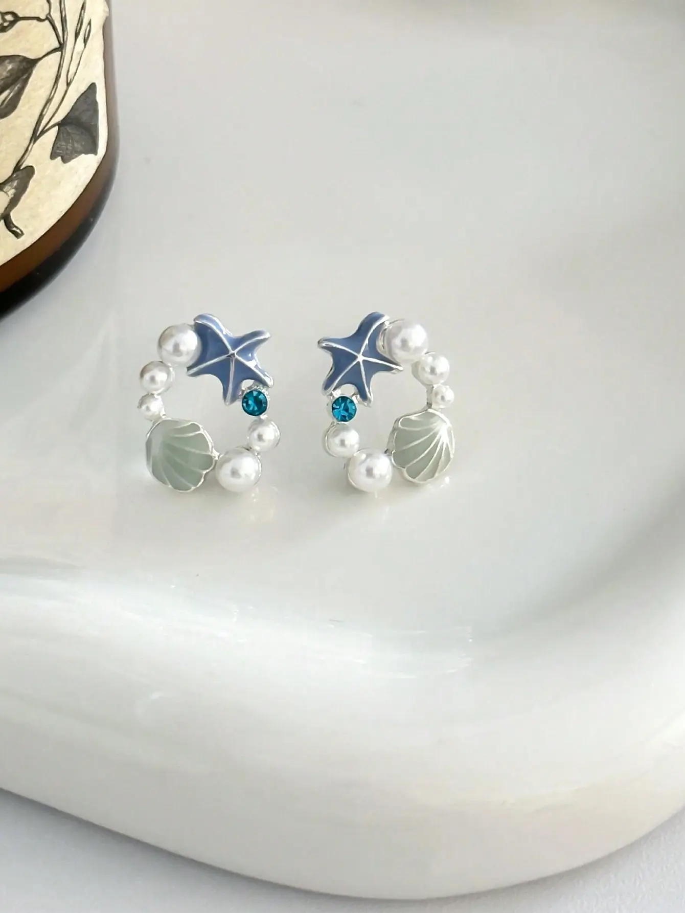1 Pair Women’s Beach Dangle Earrings – Cute Seashell & Blue Starfish Design with Rhinestones, Coastal Style Gift in White and Blue