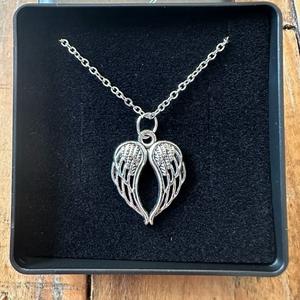 Angel Wings Necklace Stainless Steel 18-20 Inch Chain with Gift Box Elegant Heart-Shaped Wing Pendant