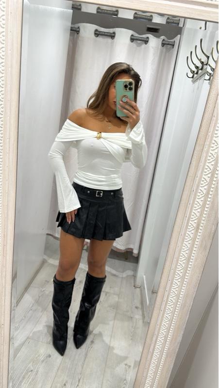 Haut AMAYA blanc en coton-élasthanne à épaules dénudées avec des boutons dorés élégants.