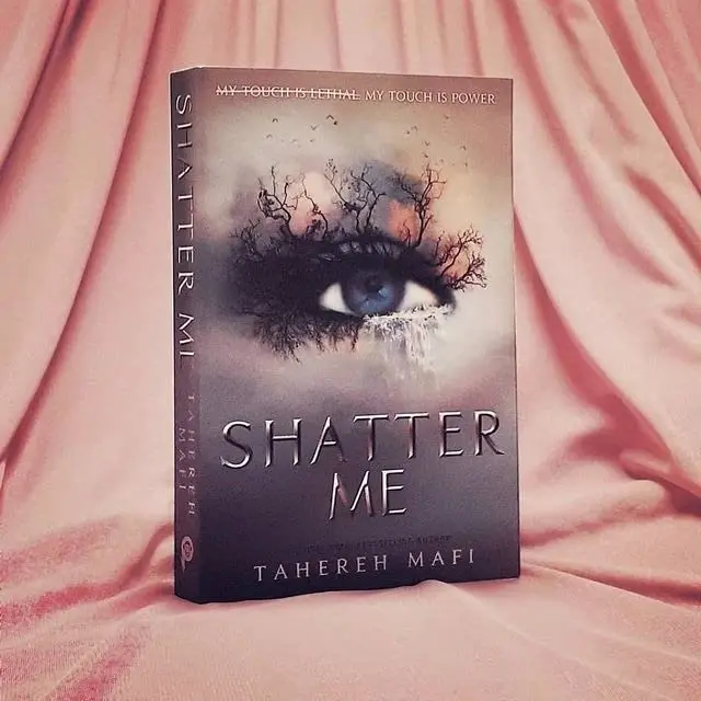 (FAST DELIVERY) Shatter Me by Tahereh Mafi: TikTok Made Me Buy It! The most addictive, romantic and explosive YA fantasy series of the year Paperback – 5 April 2018 1