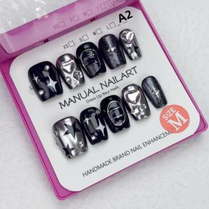 A2 This short, metallic, retro hand-painted fake nail patch is detachable and features a sparkling heart diamond press  nails