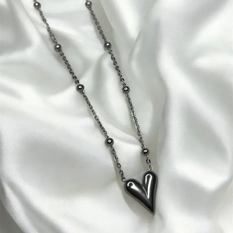 Beaded detail heart Pendant necklace 2