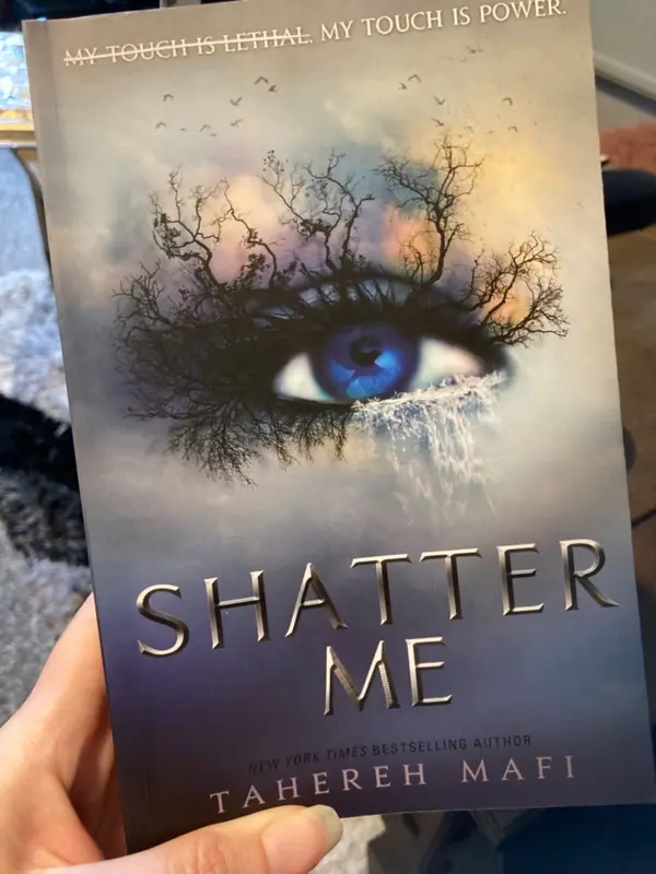 (FAST DELIVERY) Shatter Me by Tahereh Mafi: TikTok Made Me Buy It! The most addictive, romantic and explosive YA fantasy series of the year Paperback – 5 April 2018 3