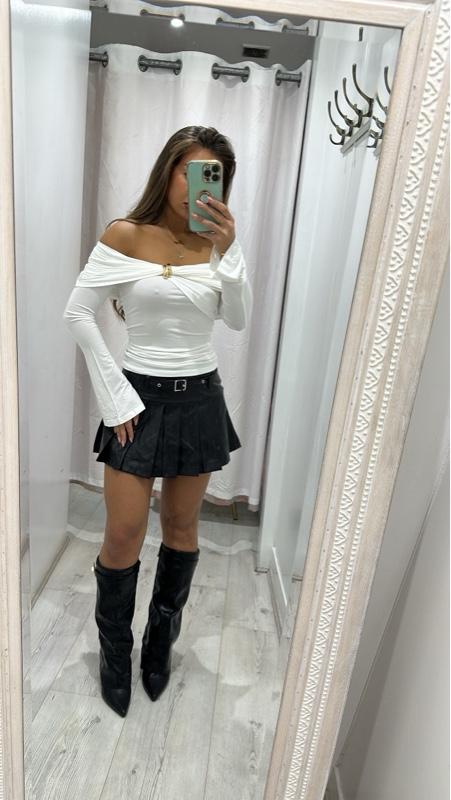 Haut AMAYA blanc en coton-élasthanne à épaules dénudées avec des boutons dorés élégants.