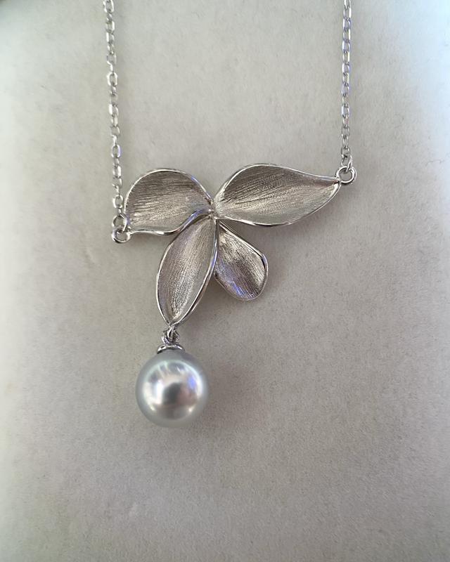 Starlit Pearls 7.5–8mm Natural Silver-Grey Japanese Madama Akoya Pearl Pendant Necklace, Sculptural Brushed Petal, Textured 925 Silver, Jewellery Showpiece 8