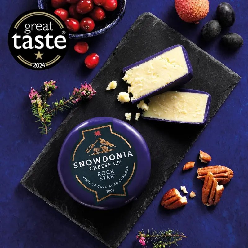 Snowdonia Cheese Company | Cheese, Chutney and Cracker Gift Box | 4 Luxury Welsh Cheeses, 2 Artisan Chutneys and Wholemeal & Extra Virgin Olive Oil Crackers 4